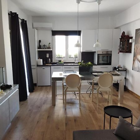 Minimal Apartment By The Beach Corinth Bagian luar foto