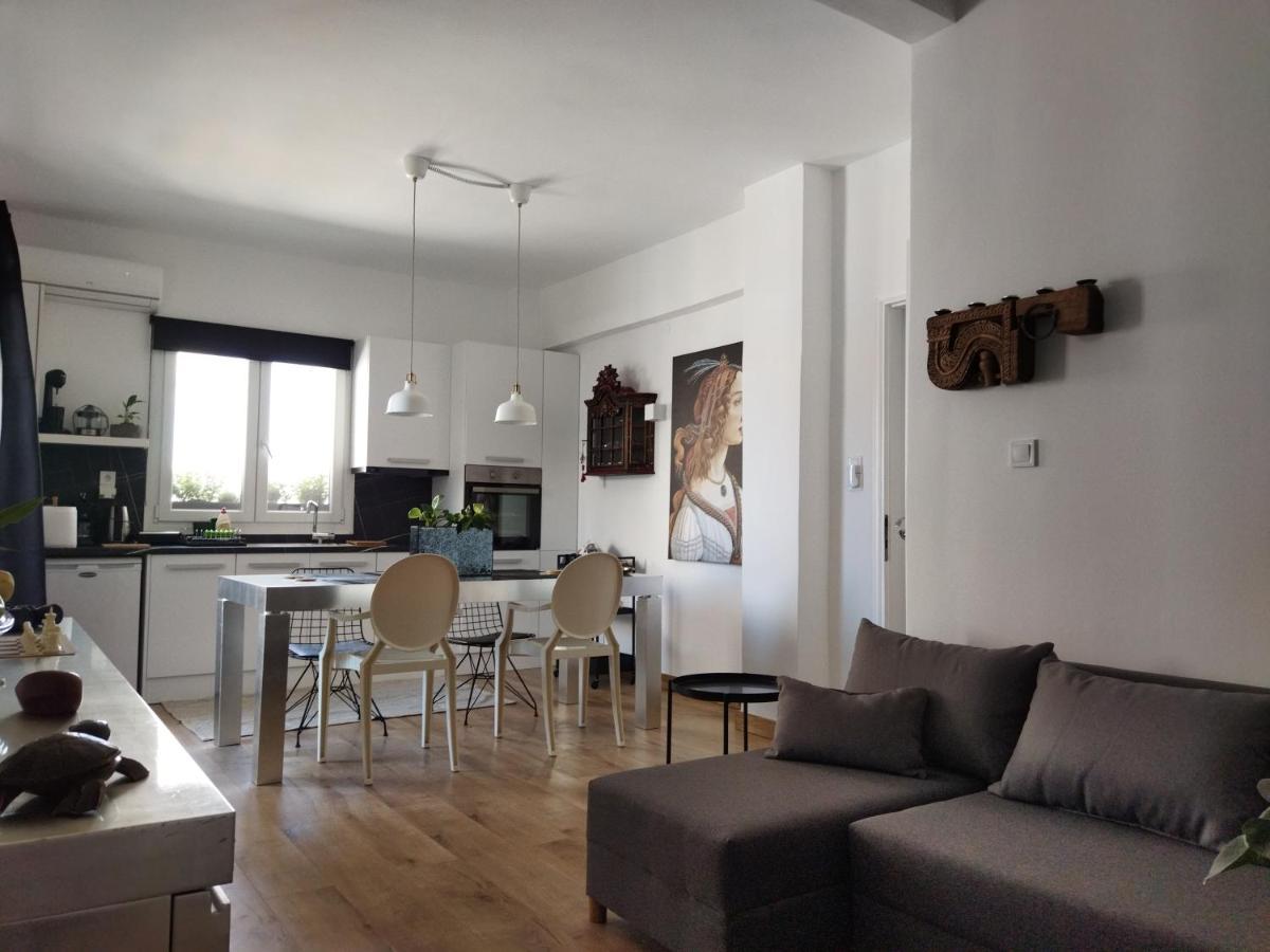 Minimal Apartment By The Beach Corinth Bagian luar foto