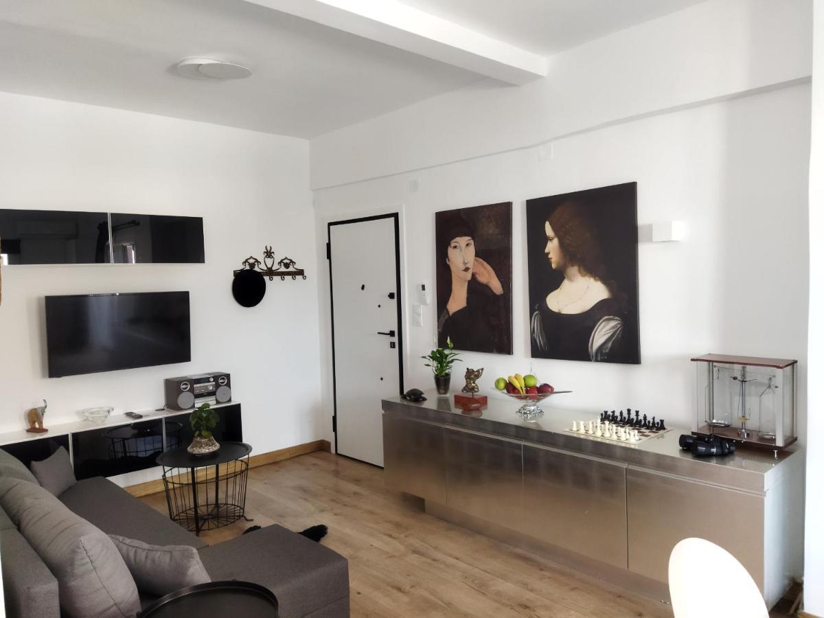 Minimal Apartment By The Beach Corinth Bagian luar foto